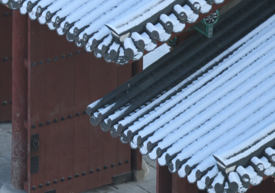 '제설작업으로 손님 맞이 준비하는 경복궁'