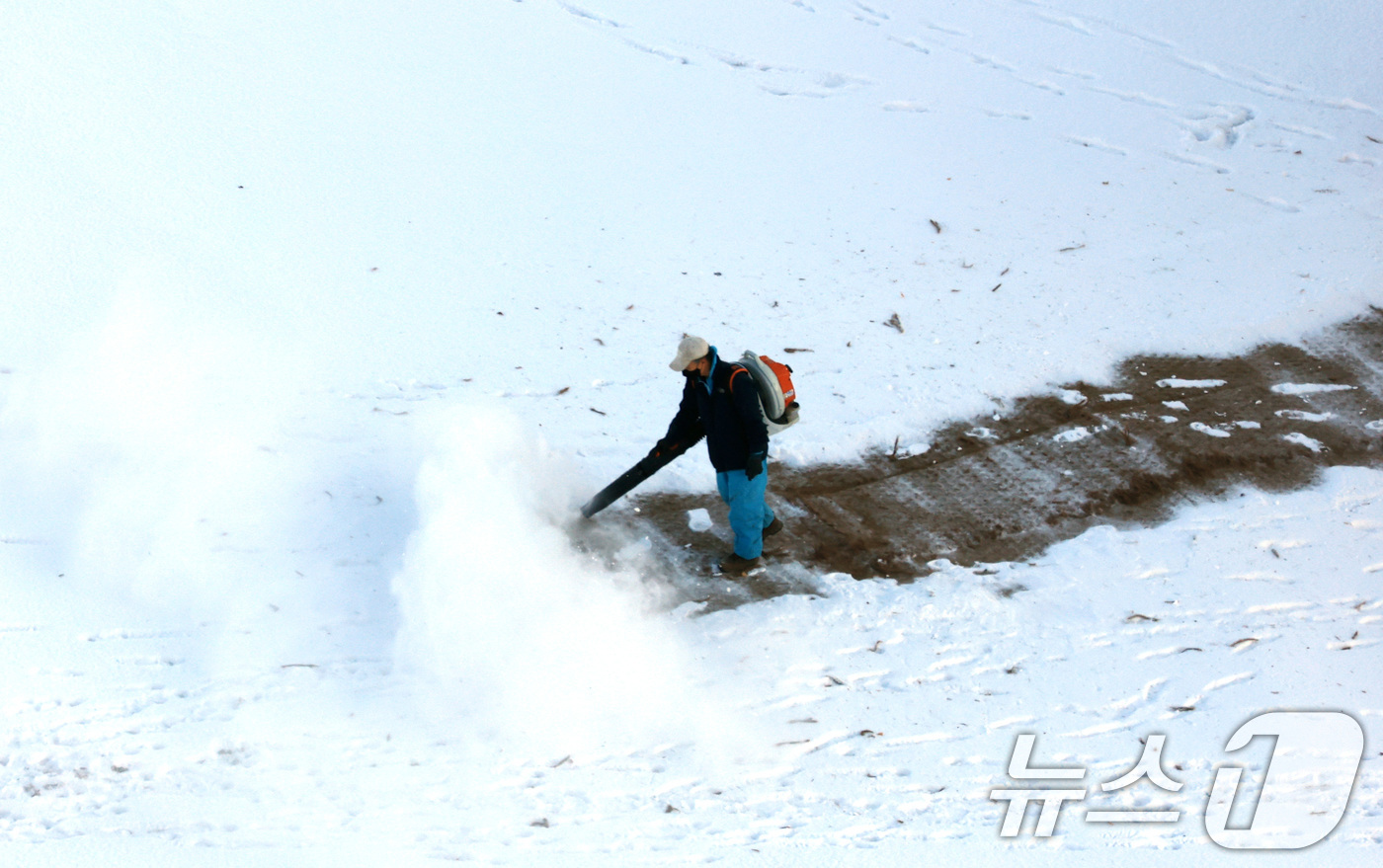 (서울=뉴스1) 임세영 기자 = 5일 서울 종로구 경복궁에서 관계자들이 밤새 내린 눈을 치우고 있다. 2025.12.5/뉴스1