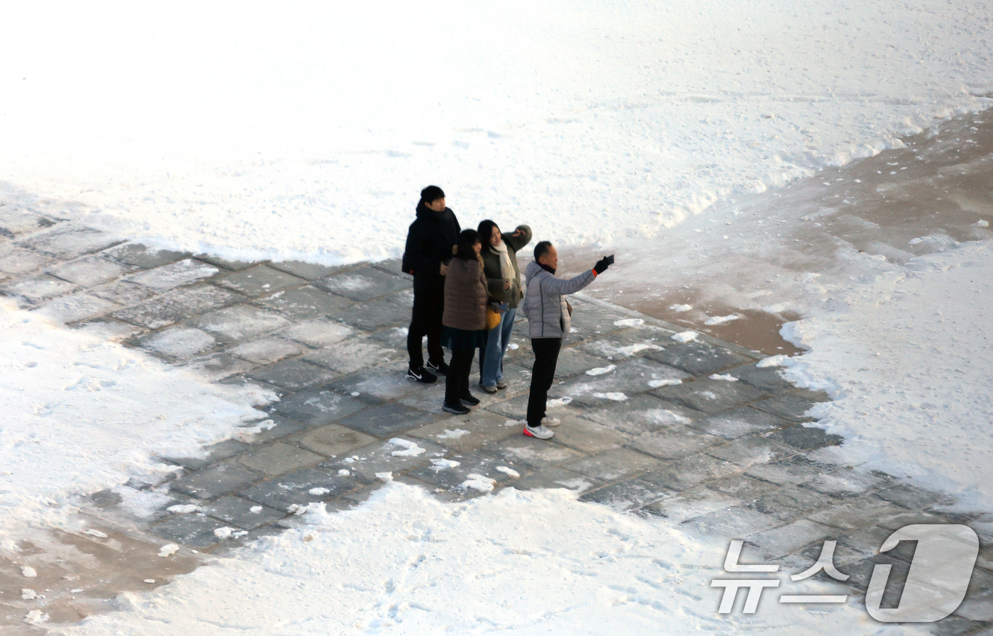 (서울=뉴스1) 임세영 기자 = 5일 서울 종로구 경복궁에서 관광객들이 밤새 내린 눈을 배경으로 사진을 찍고 있다. 2025.12.5/뉴스1