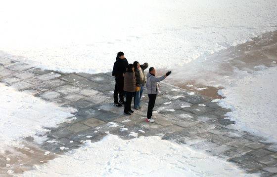 설경으로 변한 경복궁 찾은 관광객들