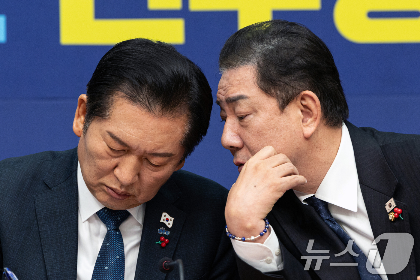 (서울=뉴스1) 이승배 기자 = 정청래 더불어민주당 대표와 김병기 원내대표가 5일 서울 여의도 국회에서 열린 최고위원회의에서 대화하고 있다. 2025.12.5/뉴스1