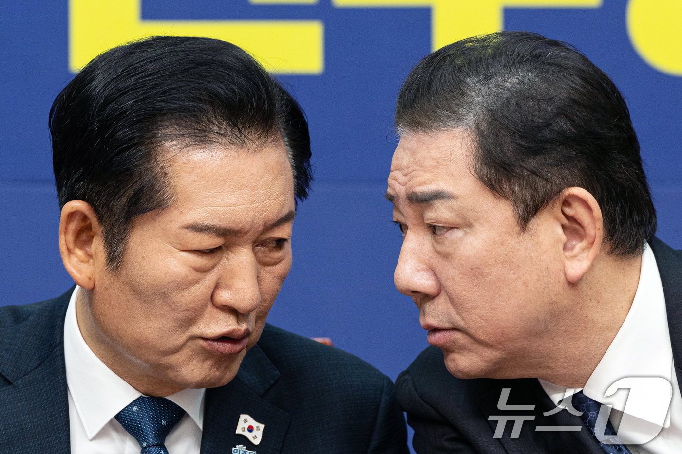 (서울=뉴스1) 이승배 기자 = 정청래 더불어민주당 대표와 김병기 원내대표가 5일 서울 여의도 국회에서 열린 최고위원회의에서 대화하고 있다. 2025.12.5/뉴스1