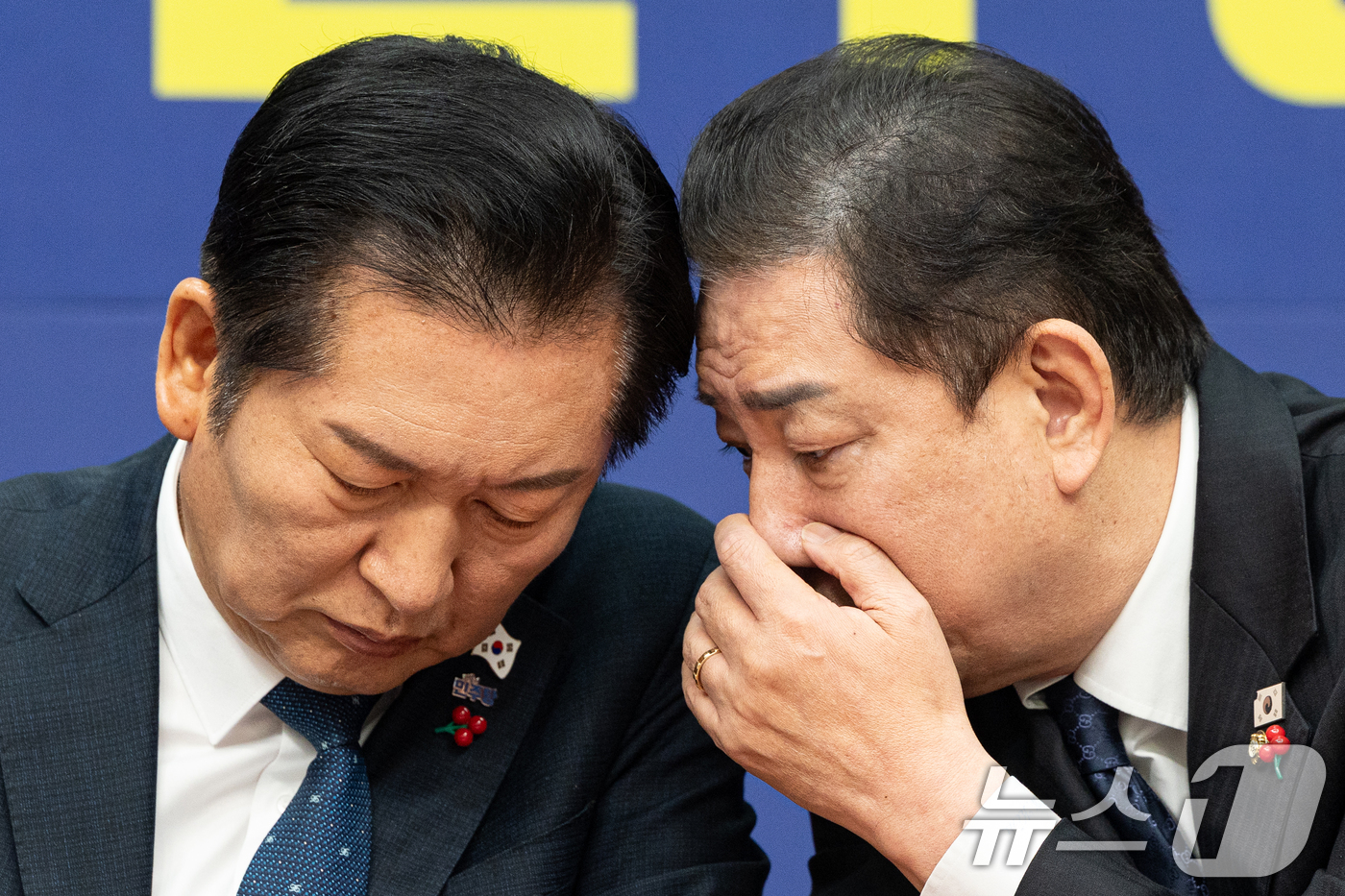 (서울=뉴스1) 이승배 기자 = 정청래 더불어민주당 대표와 김병기 원내대표가 5일 서울 여의도 국회에서 열린 최고위원회의에서 대화하고 있다. 2025.12.5/뉴스1