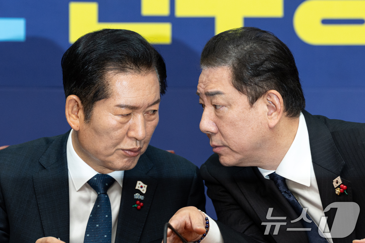 (서울=뉴스1) 이승배 기자 = 정청래 더불어민주당 대표와 김병기 원내대표가 5일 서울 여의도 국회에서 열린 최고위원회의에서 대화하고 있다. 2025.12.5/뉴스1