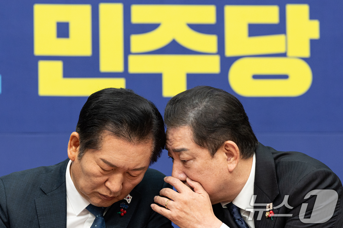 (서울=뉴스1) 이승배 기자 = 정청래 더불어민주당 대표와 김병기 원내대표가 5일 서울 여의도 국회에서 열린 최고위원회의에서 대화하고 있다. 2025.12.5/뉴스1