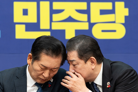 정청래·김병기 '귀엣말 대화'