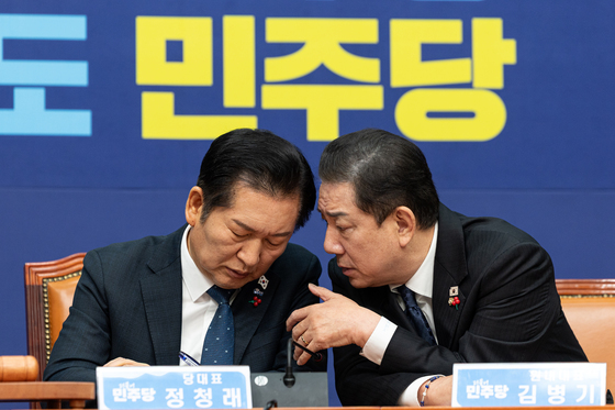 밀착 대화 나누는 정청래·김병기