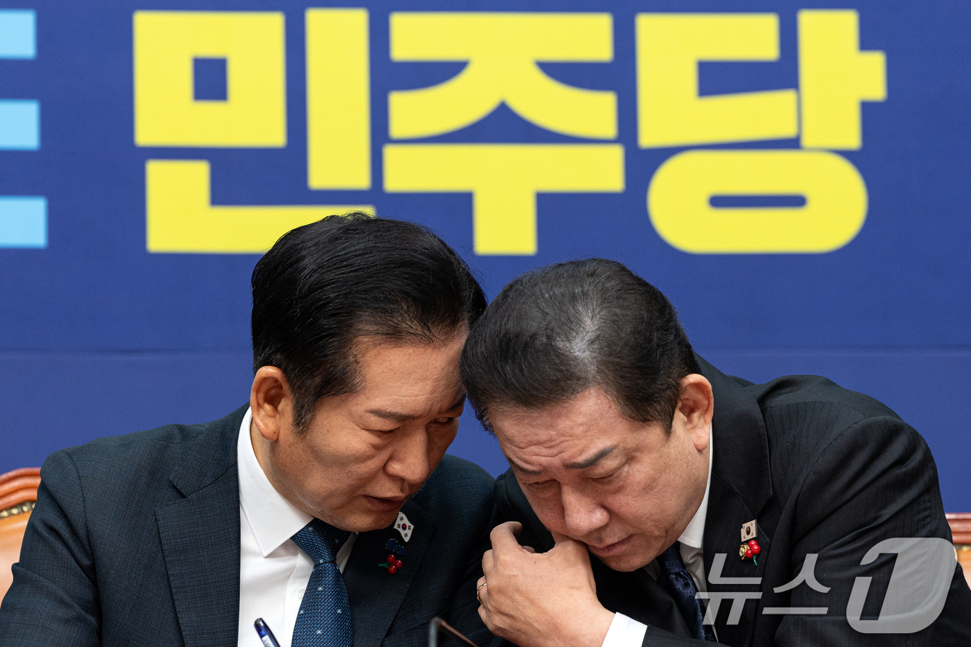 (서울=뉴스1) 이승배 기자 = 정청래 더불어민주당 대표와 김병기 원내대표가 5일 서울 여의도 국회에서 열린 최고위원회의에서 대화하고 있다. 2025.12.5/뉴스1