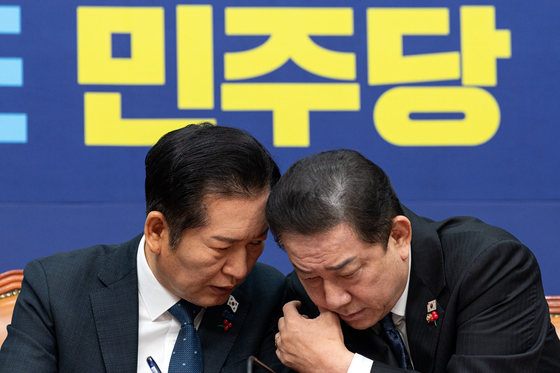 민주당 '속닥속닥 귀엣말'