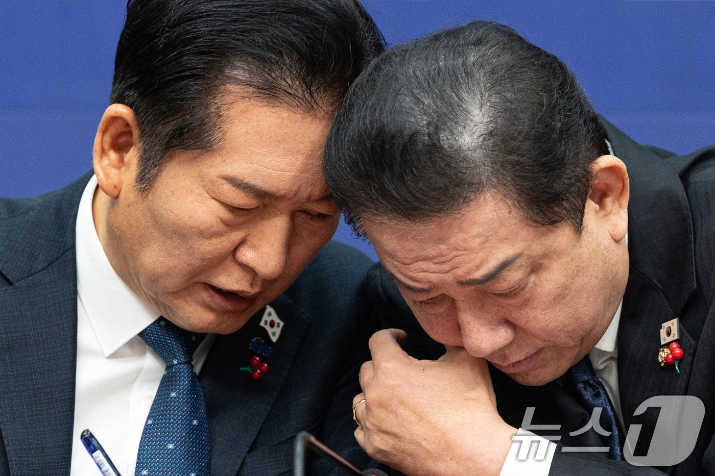 (서울=뉴스1) 이승배 기자 = 정청래 더불어민주당 대표와 김병기 원내대표가 5일 서울 여의도 국회에서 열린 최고위원회의에서 대화하고 있다. 2025.12.5/뉴스1