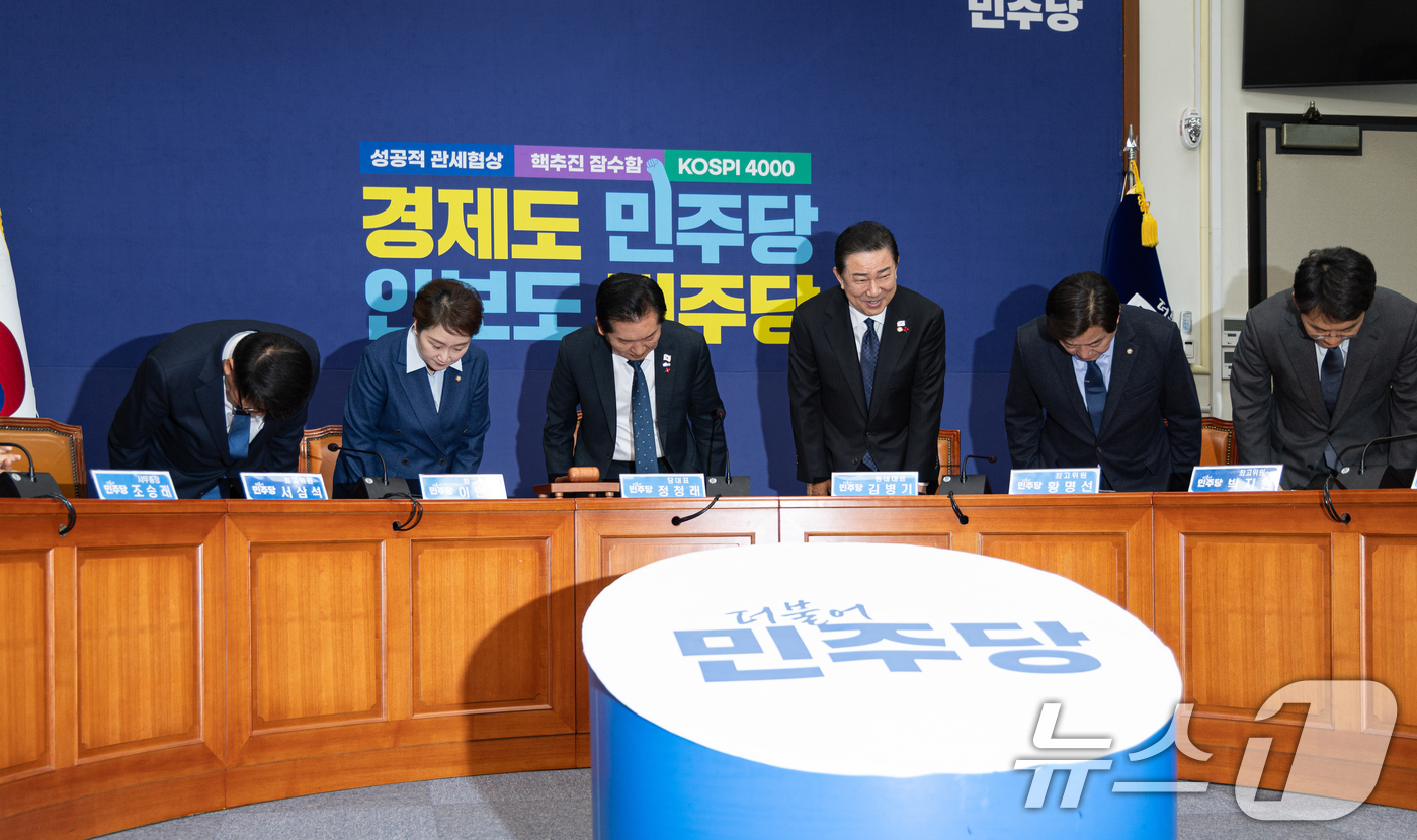 (서울=뉴스1) 이승배 기자 = 정청래 더불어민주당 대표가 5일 서울 여의도 국회에서 열린 최고위원회의에서 인사하고 있다. 2025.12.5/뉴스1