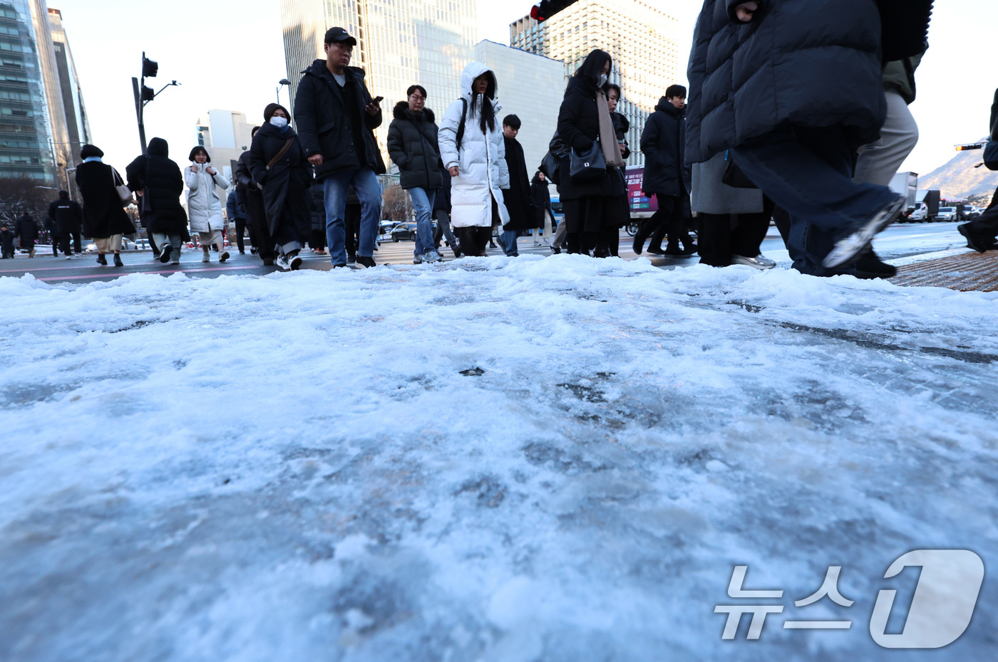 (서울=뉴스1) 구윤성 기자 = 폭설 후 한파로 도로 곳곳이 얼어붙은 5일 오전 서울 광화문역 일대에서 시민들이 출근길 발걸음을 옮기고 있다. 2025.12.5/뉴스1