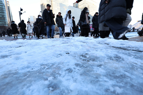 얼어붙은 출근길