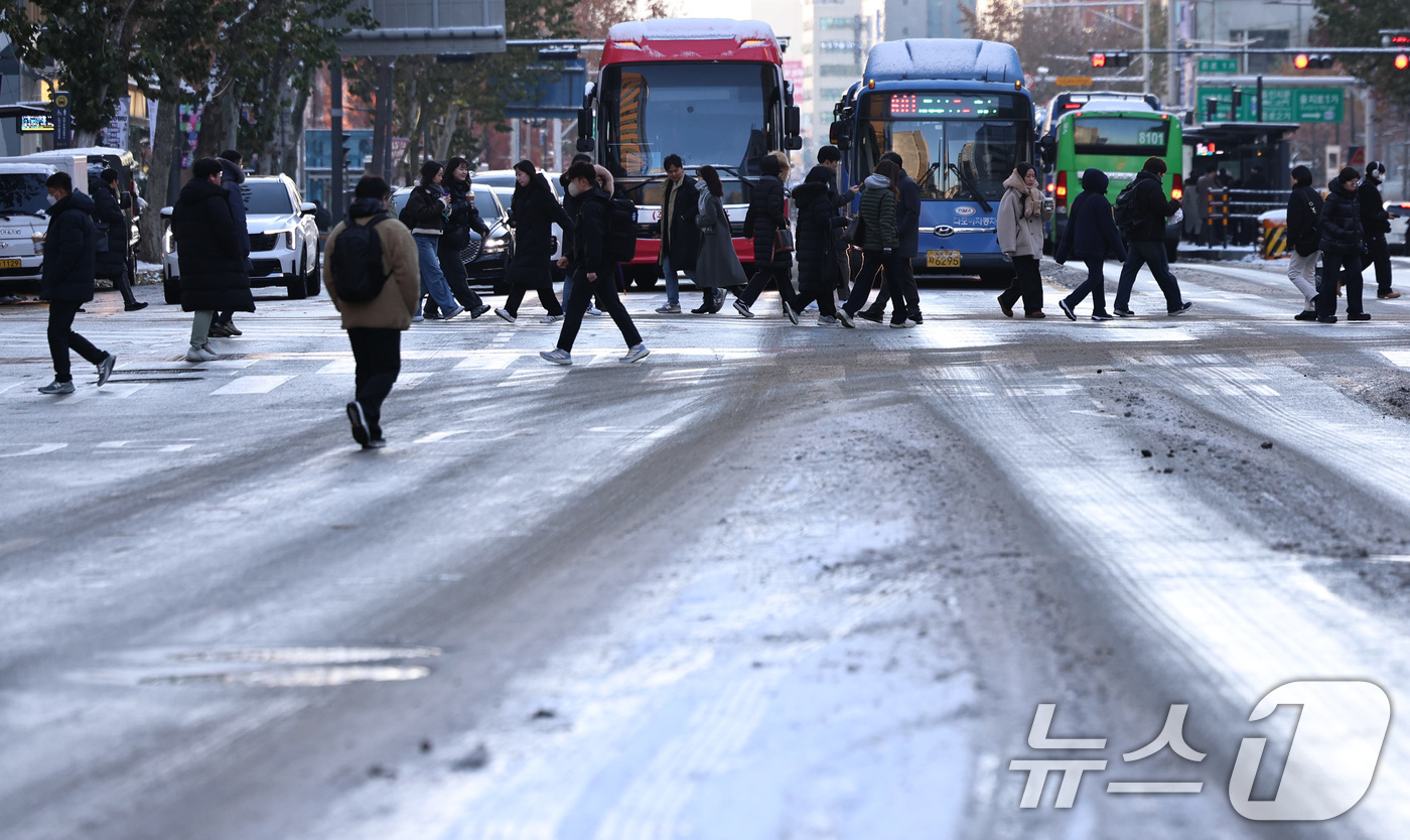 (서울=뉴스1) 구윤성 기자 = 폭설 후 한파로 도로 곳곳이 얼어붙은 5일 오전 서울 종로일대 도로에 눈이 쌓여 있다. 2025.12.5/뉴스1