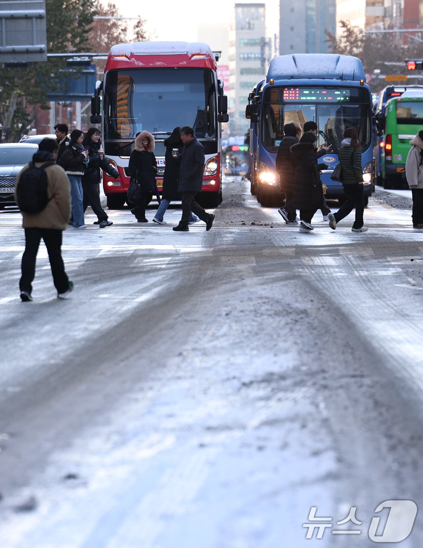 본문 이미지 - 폭설 후 한파로 도로 곳곳이 얼어붙은 5일 오전 서울 종로일대 도로에 눈이 쌓여 있다. 2025.12.5/뉴스1 ⓒ News1 구윤성 기자