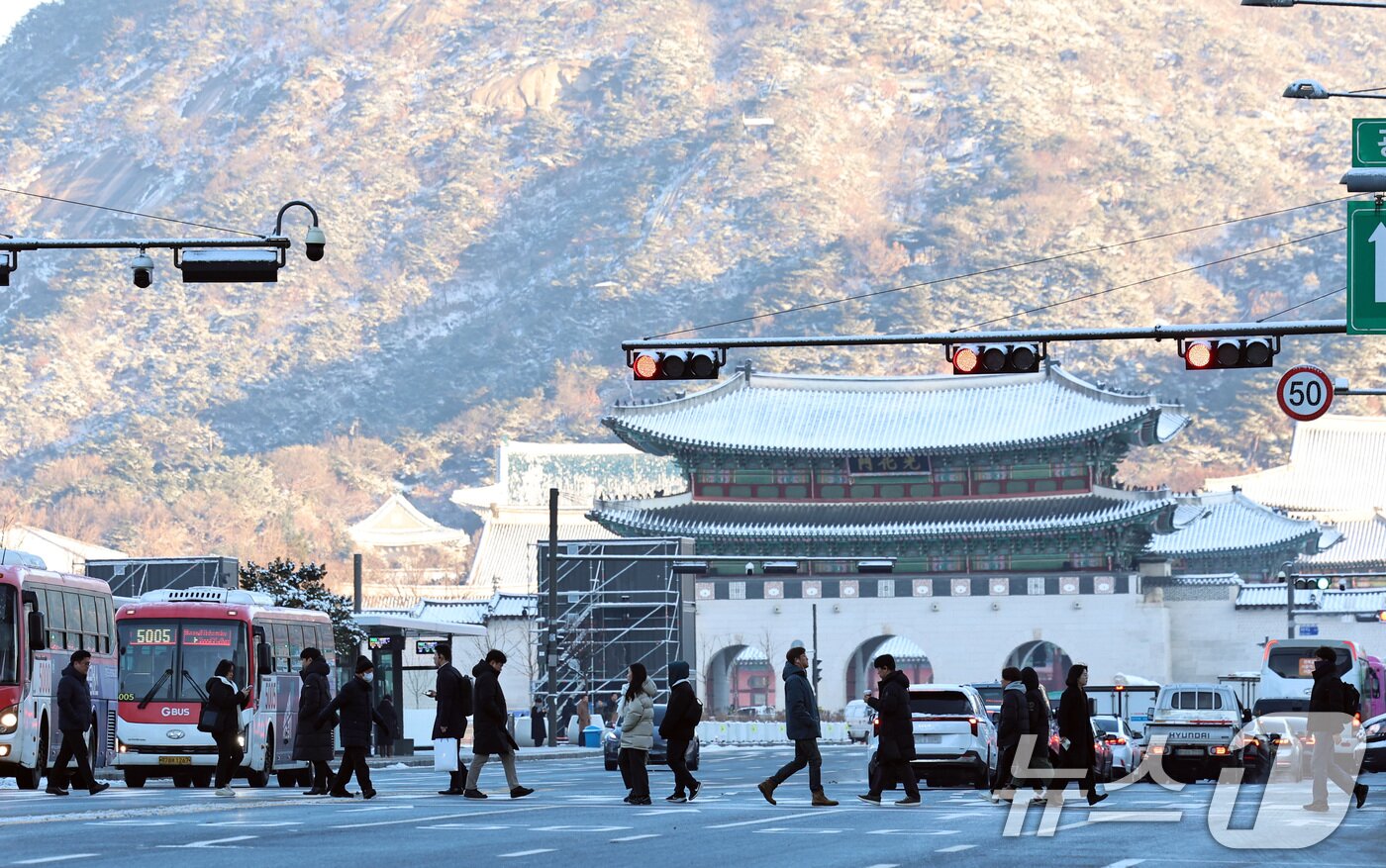 본문 이미지 - 5일 오전 시민들이 눈 내린 서울 광화문 앞을 지나고 있다. 2025.12.5/뉴스1 ⓒ News1 구윤성 기자