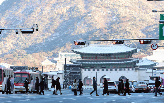 꽁꽁 언 거리…서울시 "이면도로·보도 제설률 90%"