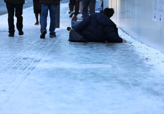 폭설 뒤 한파 '빙판길 조심'
