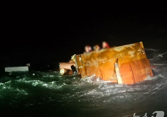 '태안 해상 어선 전복' 40대 실종자 1명 추가 발견…심정지