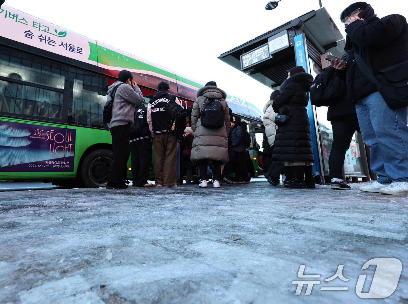 (서울=뉴스1) 구윤성 기자 = 폭설 후 한파로 도로 곳곳이 얼어붙은 5일 오전 서울 광화문 일대에서 시민들이 버스를 타고 있다.서울시는 이날 출근 시간대 지하철·버스 출퇴근 시간 …