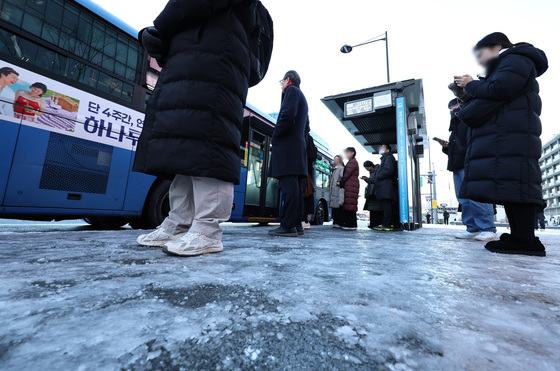 폭설 후 한파에 출근길 버스 집중배차 30분 연장
