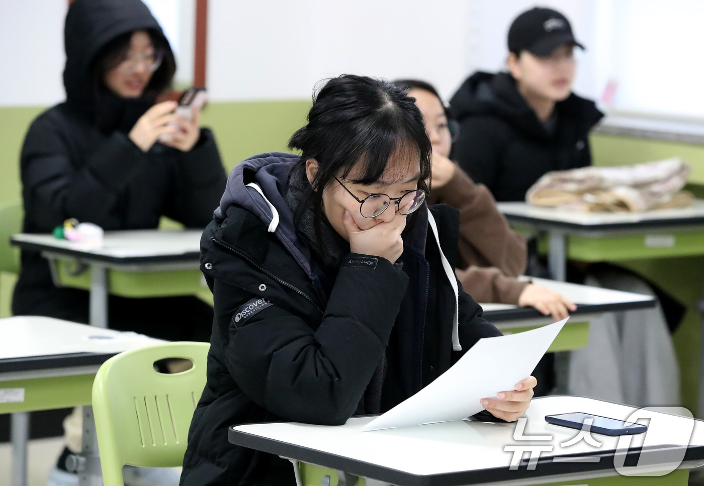 (대구=뉴스1) 공정식 기자 = 5일 오전 대구 수성구 대구여자고등학교에서 수능 성적표를 받은 고3 수험생들이 자신의 점수를 확인하고 있다. 2025.12.5/뉴스1