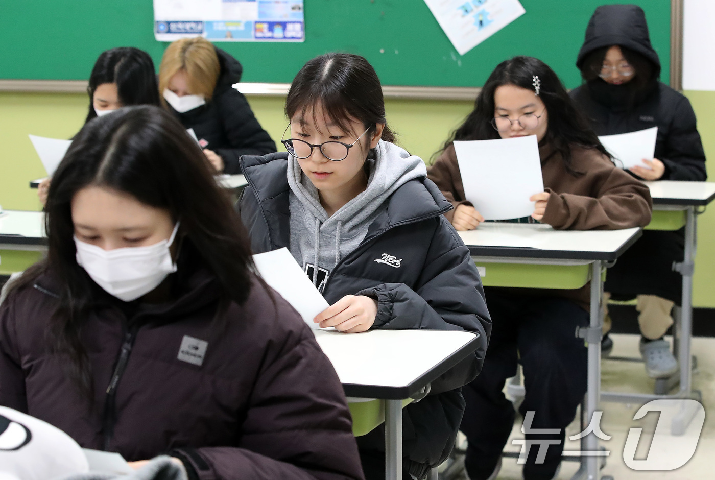 (대구=뉴스1) 공정식 기자 = 5일 오전 대구 수성구 대구여자고등학교에서 수능 성적표를 받은 고3 수험생들이 자신의 점수를 확인하고 있다. 2025.12.5/뉴스1