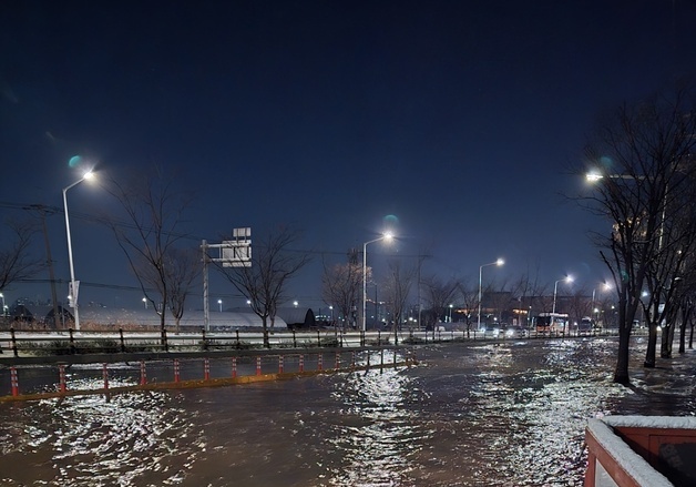 수원 탑동 지하차도 인근 상수도관 파열…도로 일부 통제