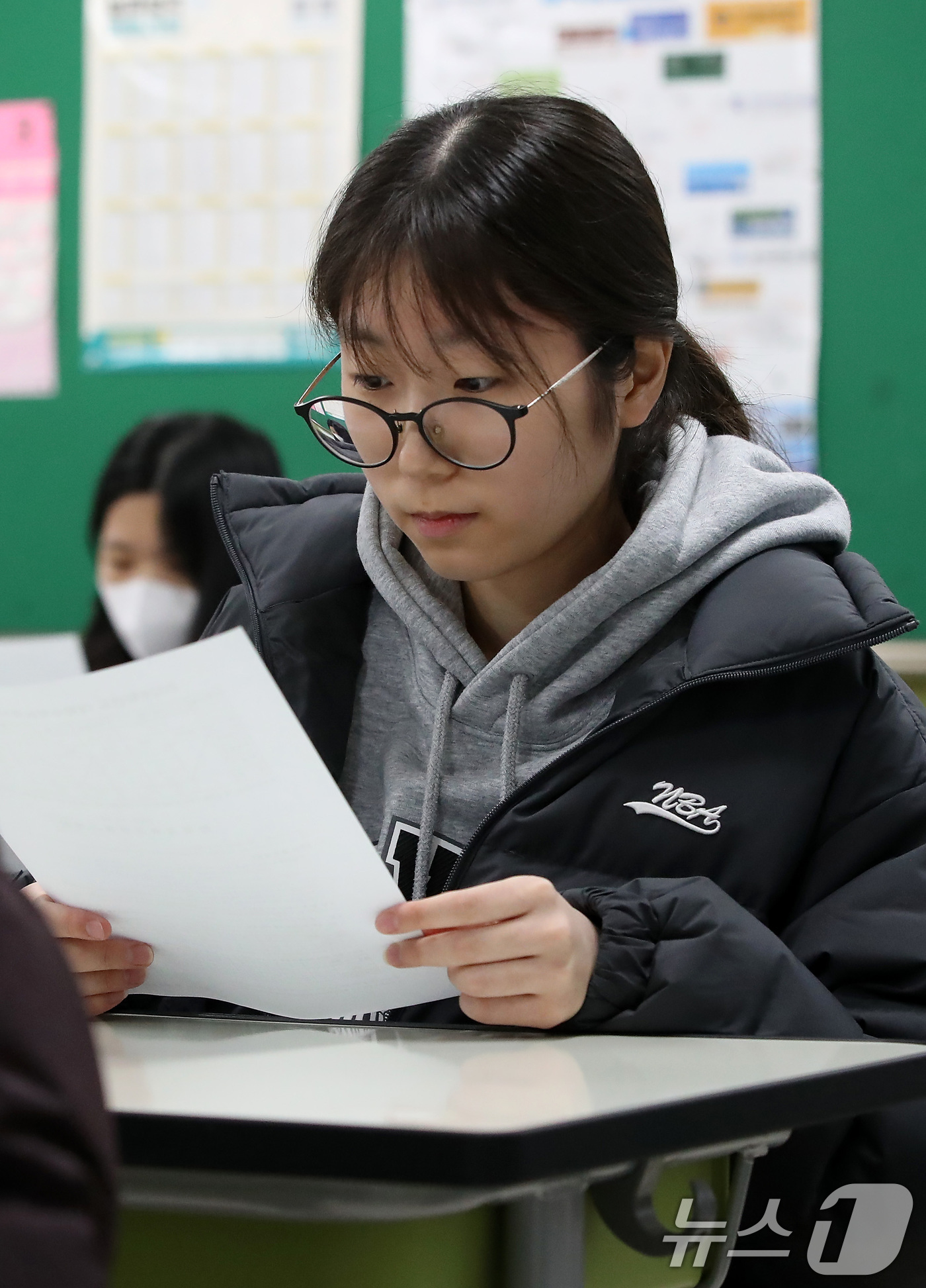 (대구=뉴스1) 공정식 기자 = 5일 오전 대구 수성구 대구여자고등학교에서 수능 성적표를 받은 고3 수험생들이 자신의 점수를 확인하고 있다. 2025.12.5/뉴스1