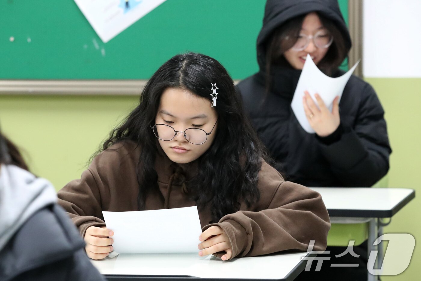 본문 이미지 - 5일 오전 대구 수성구 대구여자고등학교에서 수능 성적표를 받은 고3 수험생들이 자신의 점수를 확인하고 있다. 2025.12.5/뉴스1 ⓒ News1 공정식 기자