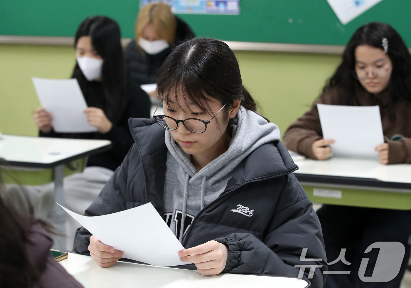 (대구=뉴스1) 공정식 기자 = 5일 오전 대구 수성구 대구여자고등학교에서 수능 성적표를 받은 고3 수험생들이 자신의 점수를 확인하고 있다. 2025.12.5/뉴스1