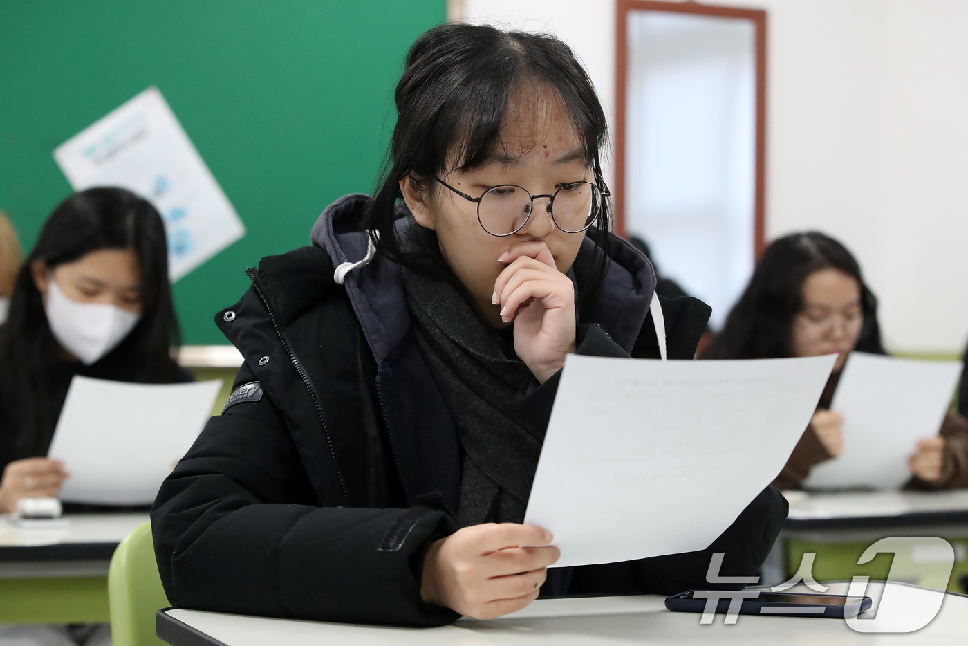 (대구=뉴스1) 공정식 기자 = 5일 오전 대구 수성구 대구여자고등학교에서 수능 성적표를 받은 고3 수험생들이 자신의 점수를 확인하고 있다. 2025.12.5/뉴스1