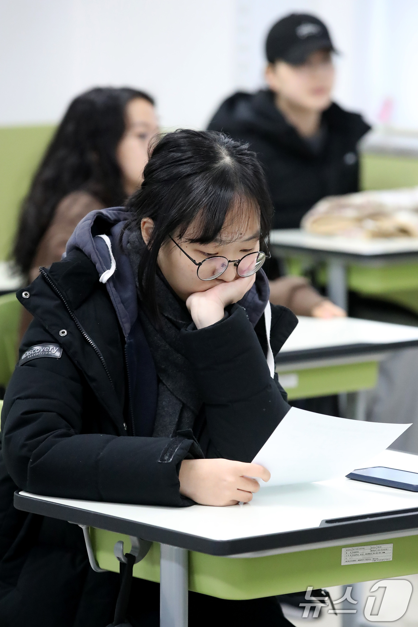 (대구=뉴스1) 공정식 기자 = 5일 오전 대구 수성구 대구여자고등학교에서 수능 성적표를 받은 고3 수험생들이 자신의 점수를 확인하고 있다. 2025.12.5/뉴스1