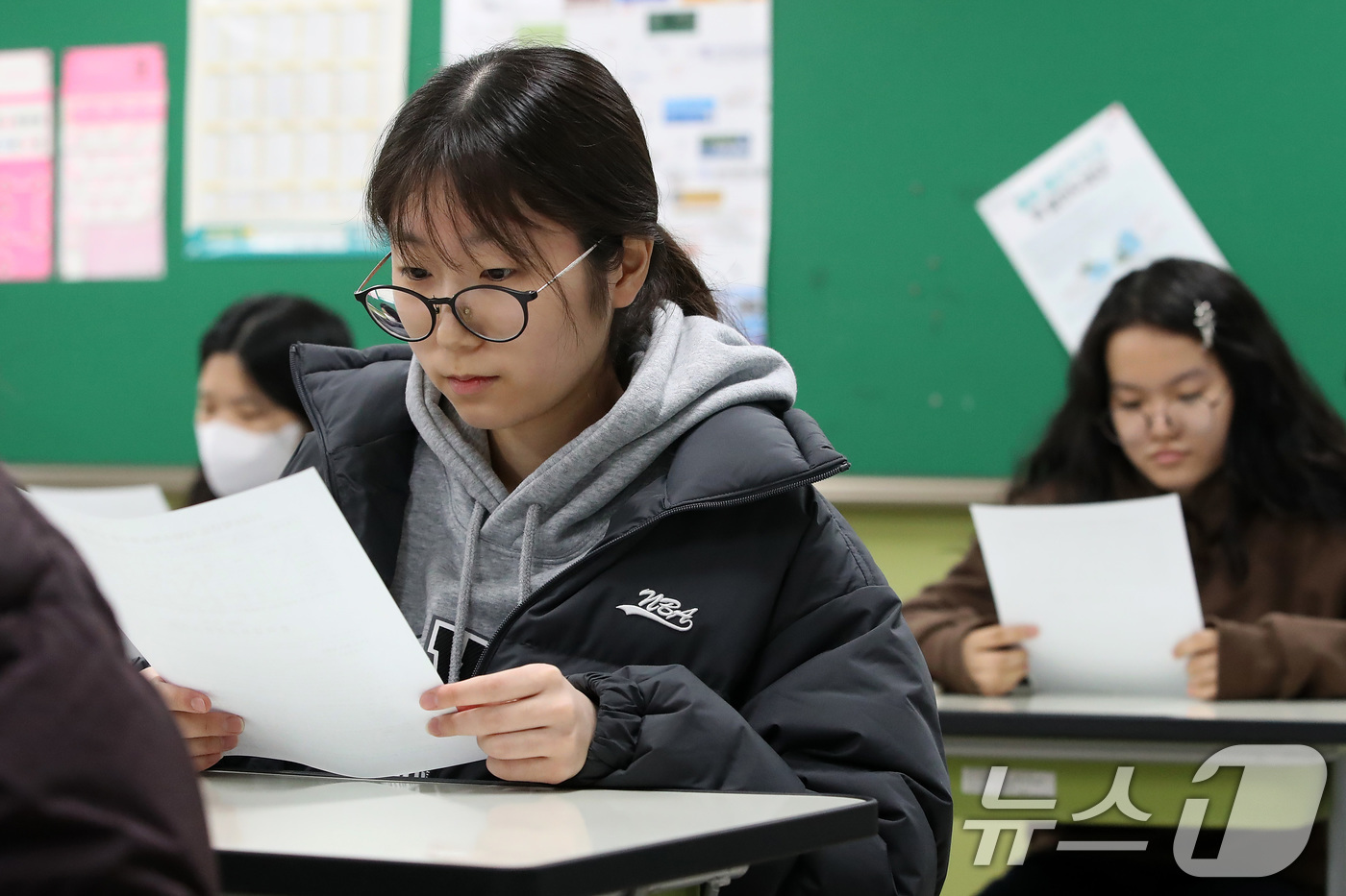 (대구=뉴스1) 공정식 기자 = 5일 오전 대구 수성구 대구여자고등학교에서 수능 성적표를 받은 고3 수험생들이 자신의 점수를 확인하고 있다. 2025.12.5/뉴스1