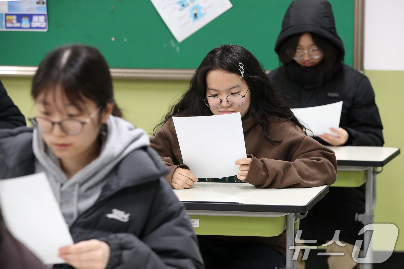 (대구=뉴스1) 공정식 기자 = 5일 오전 대구 수성구 대구여자고등학교에서 수능 성적표를 받은 고3 수험생들이 자신의 점수를 확인하고 있다. 2025.12.5/뉴스1