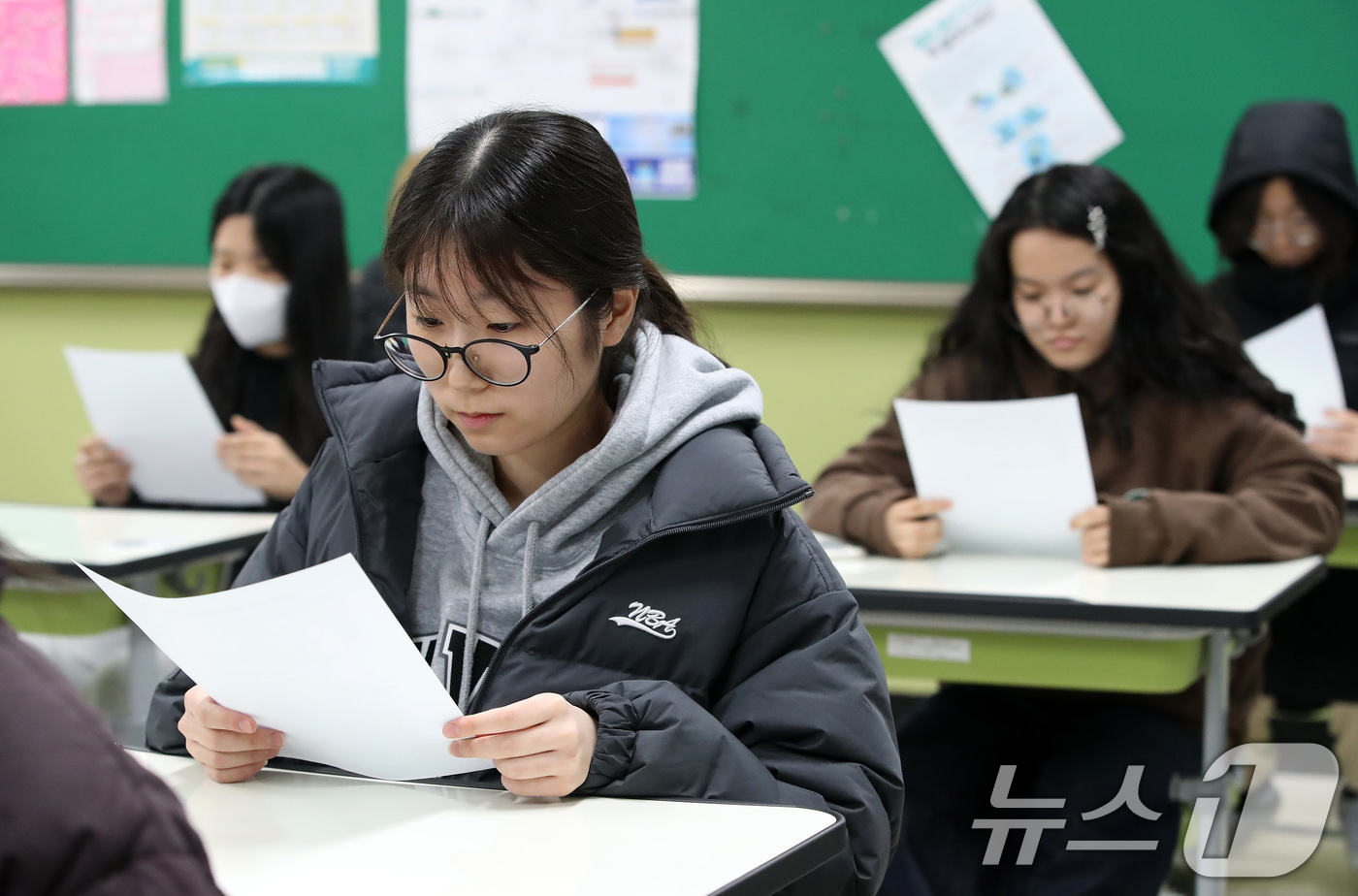 (대구=뉴스1) 공정식 기자 = 5일 오전 대구 수성구 대구여자고등학교에서 수능 성적표를 받은 고3 수험생들이 자신의 점수를 확인하고 있다. 2025.12.5/뉴스1
