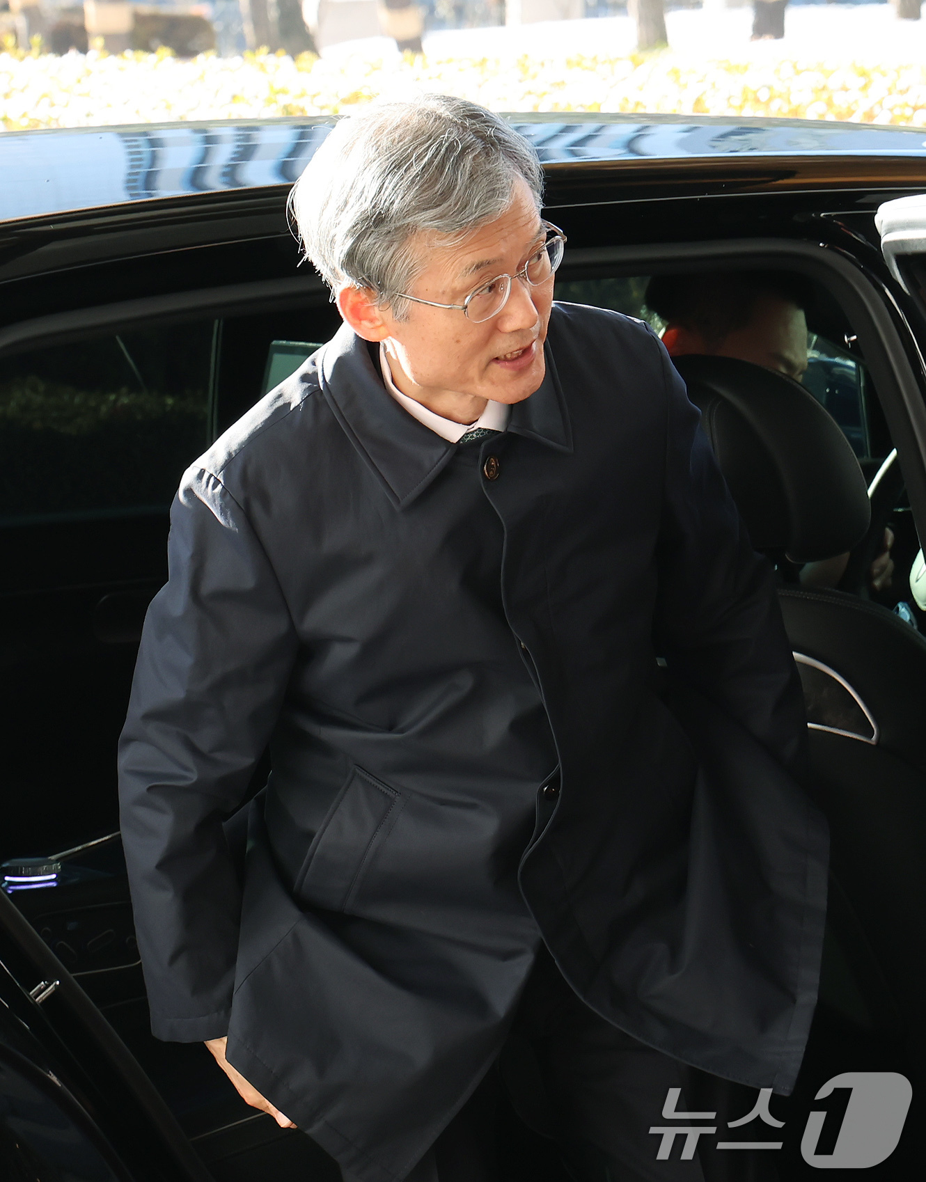 (서울=뉴스1) 장수영 기자 = 조희대 대법원장이 5일 오전 서울 서초구 대법원으로 출근하고 있다. 2025.12.5/뉴스1