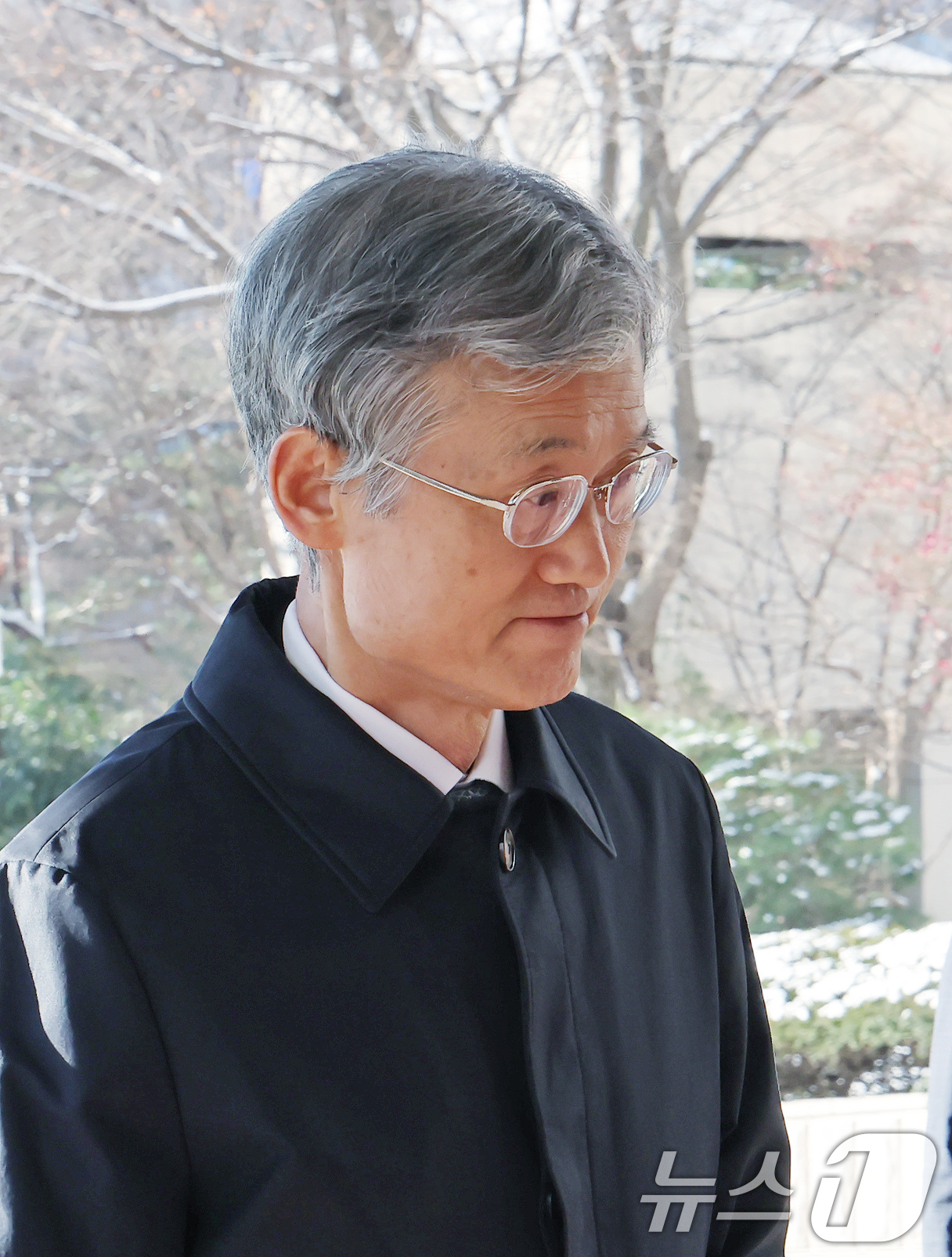 (서울=뉴스1) 장수영 기자 = 조희대 대법원장이 5일 오전 서울 서초구 대법원으로 출근하고 있다. 2025.12.5/뉴스1
