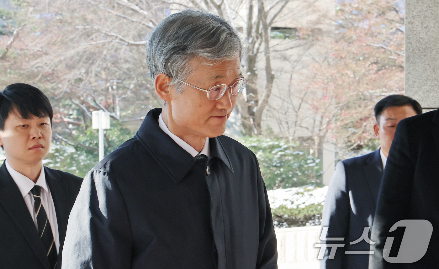 (서울=뉴스1) 장수영 기자 = 조희대 대법원장이 5일 오전 서울 서초구 대법원으로 출근하고 있다. 2025.12.5/뉴스1