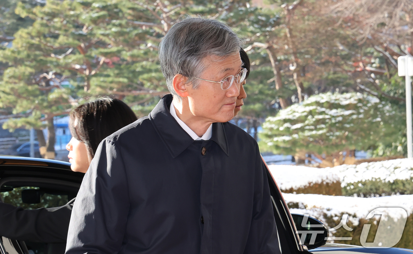 (서울=뉴스1) 장수영 기자 = 조희대 대법원장이 5일 오전 서울 서초구 대법원으로 출근하고 있다. 2025.12.5/뉴스1