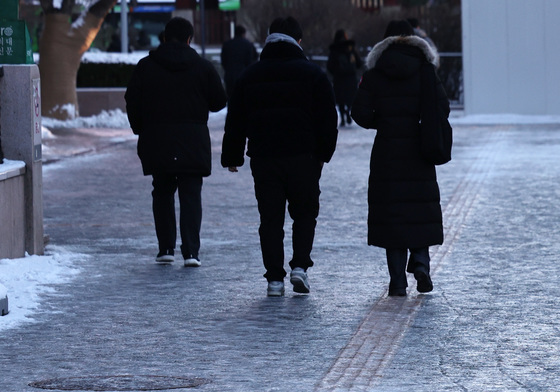 첫눈 뒤 꽁꽁 언 출근길