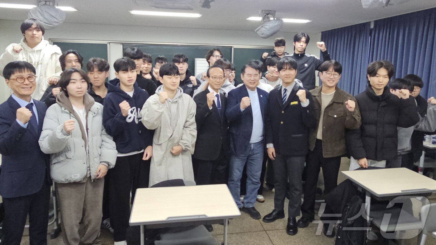 본문 이미지 - 2026학년도 수능에서 만점자를 배출한 광주 서석고에서 이정선 광주교육감과 만점자 최장우군이 교실에서 학생들과 만세를 외치고 있다. 2025.12.5/뉴스1 ⓒ News1 서충섭 기자