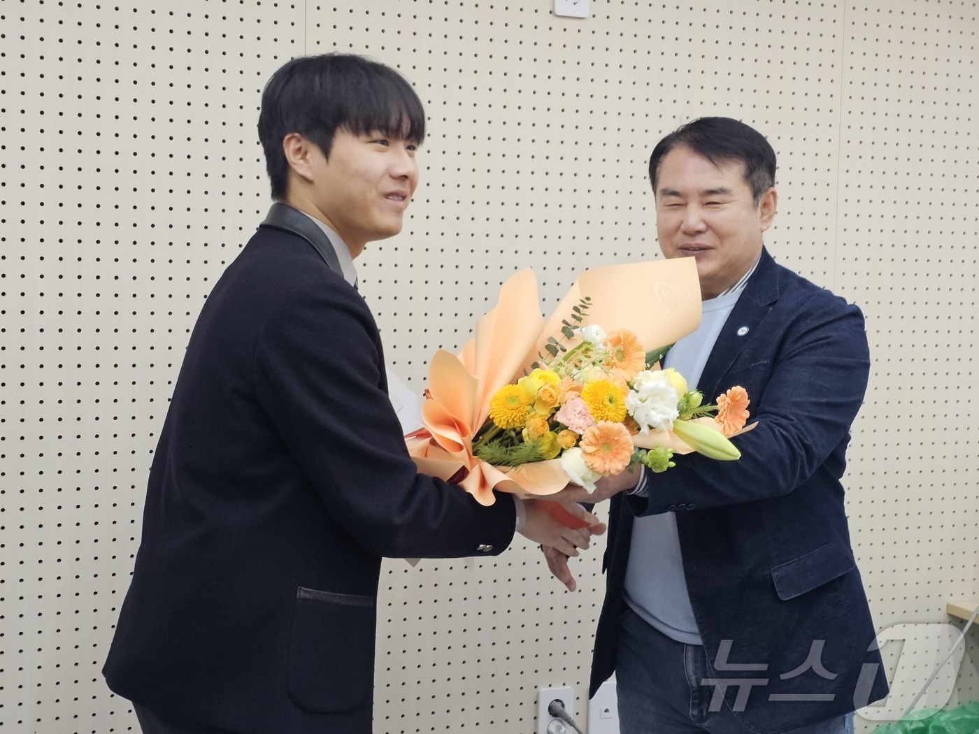 (광주=뉴스1) 서충섭 기자 = 이정선 광주교육감이 5일 오전 서석고에서 광주 수능 만점자 최장우군에 축하 꽃다발을 전하고 있다. 2025.12.5/뉴스1