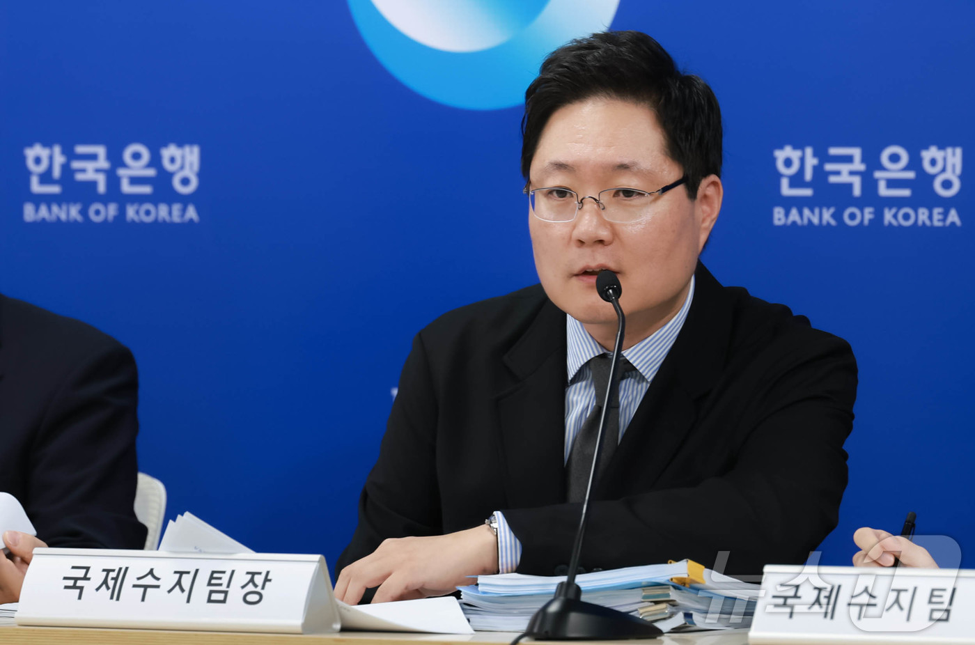 (서울=뉴스1) = 박성곤 한국은행 국제수지팀장이 5일 오전 서울 중구 한국은행에서 열린 2025년 11월 국제수지(잠정) 기자설명회에서 발언하고 있다. (한국은행 제공. 재판매 …