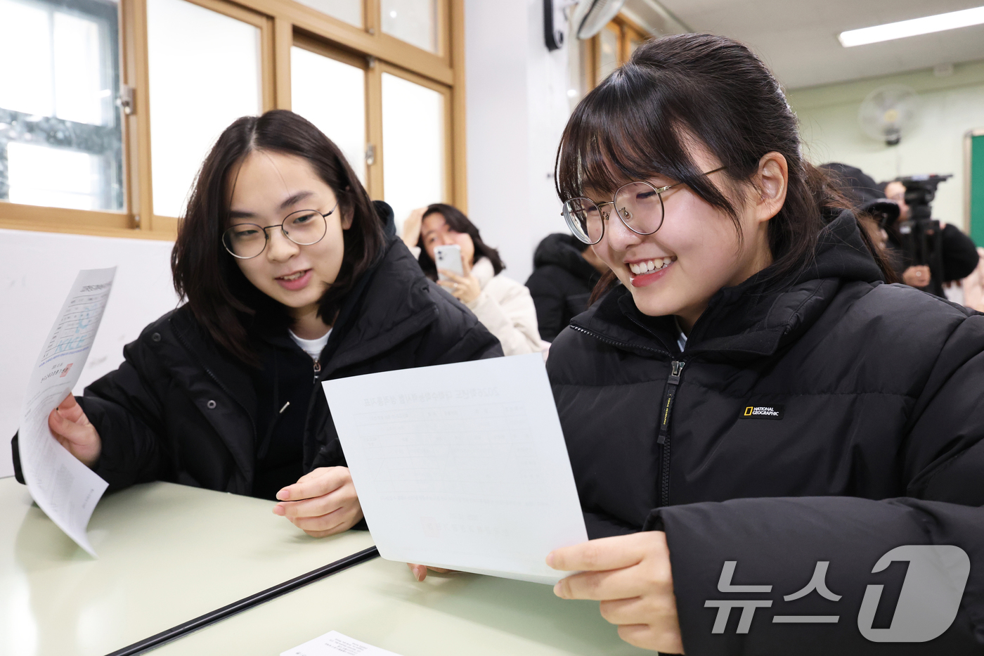 (서울=뉴스1) 오대일 기자 = 2025학년도 대학수학능력시험 성적표가 배부된 5일 오전 서울 광진구 광남고등학교에서 수능 성적표를 받은 고3 수험생들이 자신의 점수를 확인하고 있 …