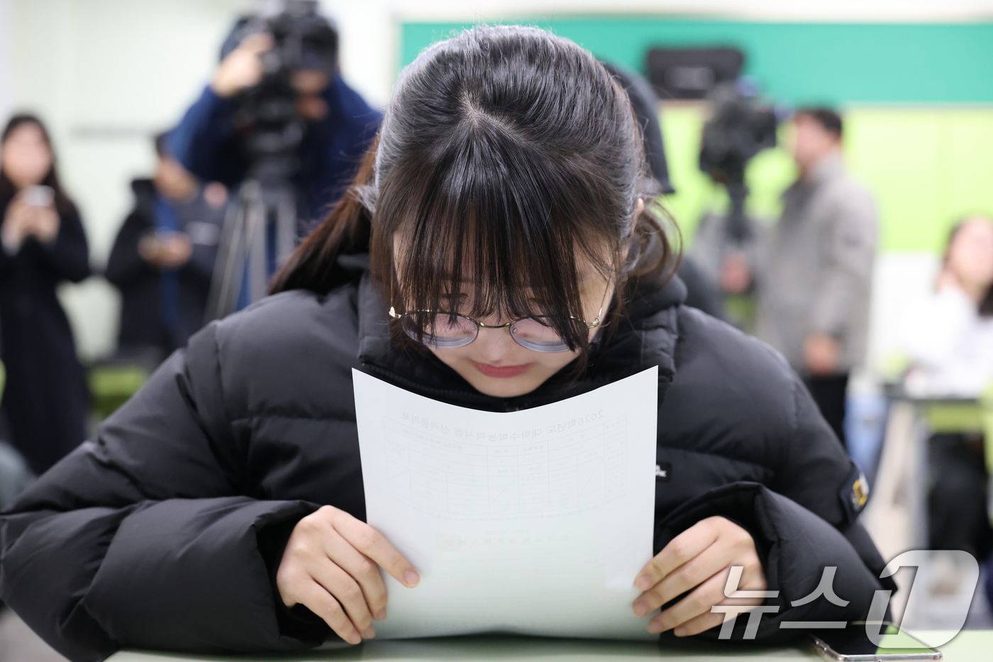 (서울=뉴스1) 오대일 기자 = 2025학년도 대학수학능력시험 성적표가 배부된 5일 오전 서울 광진구 광남고등학교에서 수능 성적표를 받은 고3 수험생들이 자신의 점수를 확인하고 있 …