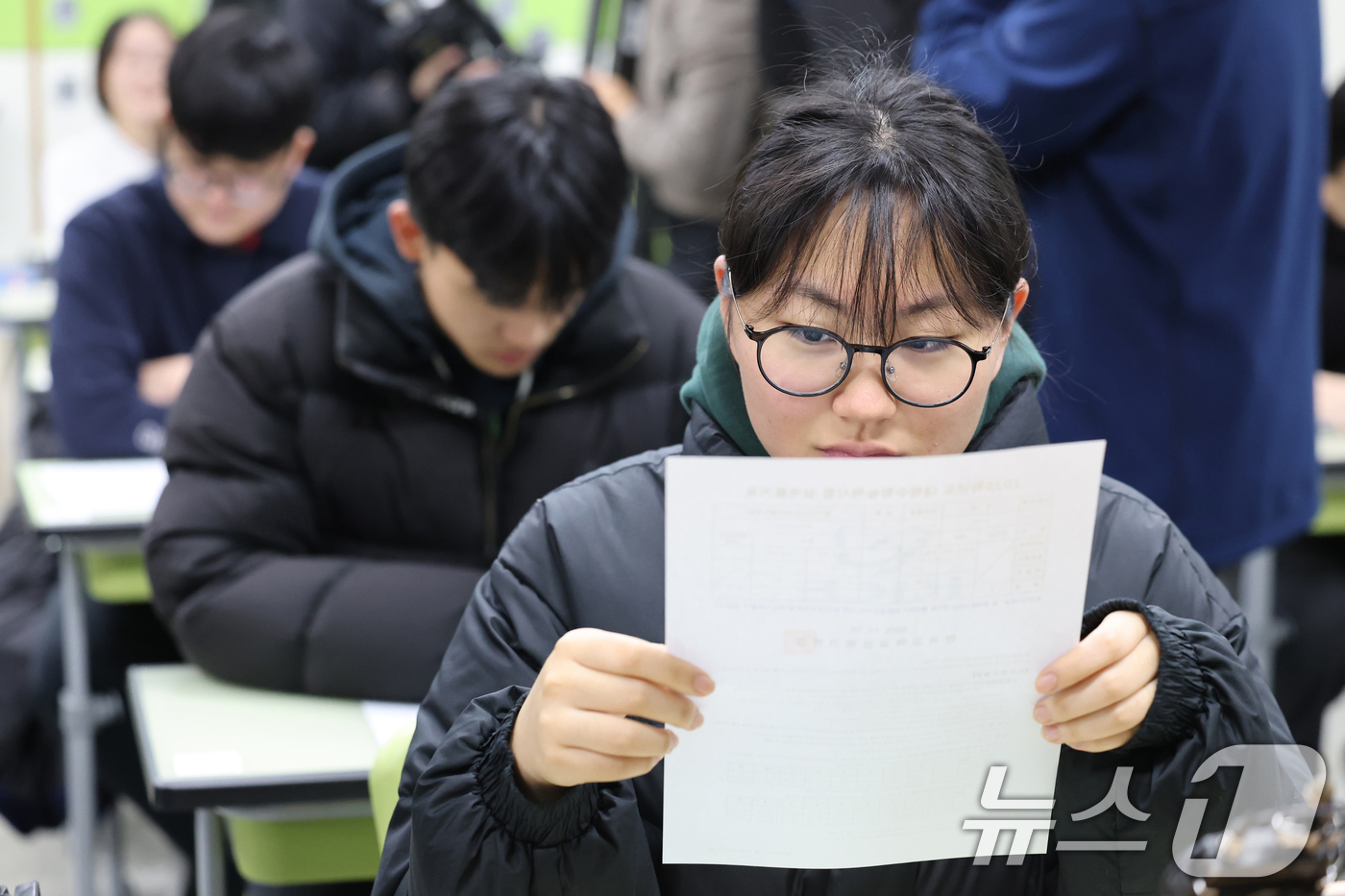 (서울=뉴스1) 오대일 기자 = 2025학년도 대학수학능력시험 성적표가 배부된 5일 오전 서울 광진구 광남고등학교에서 수능 성적표를 받은 고3 수험생들이 자신의 점수를 확인하고 있 …