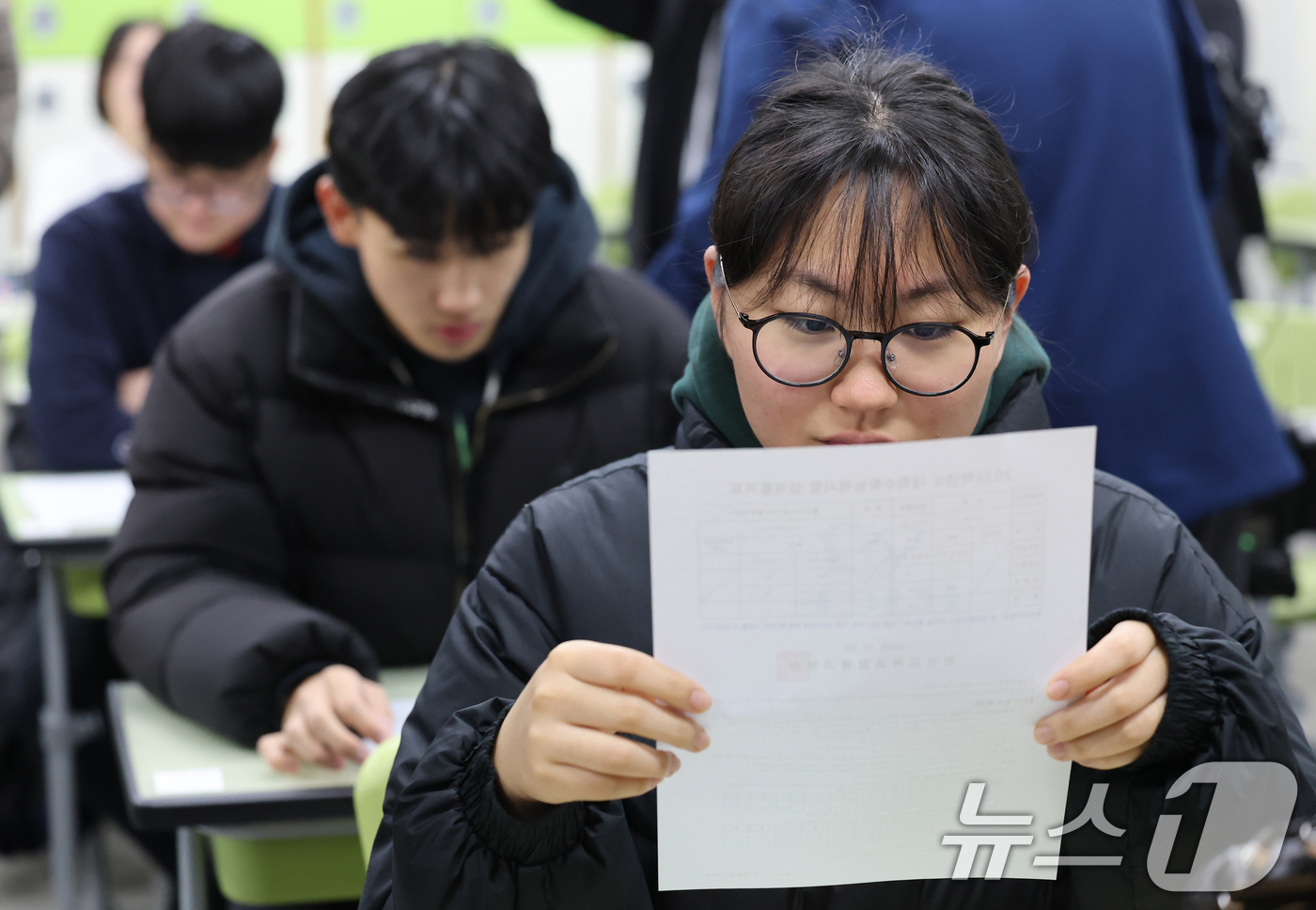 (서울=뉴스1) 오대일 기자 = 2025학년도 대학수학능력시험 성적표가 배부된 5일 오전 서울 광진구 광남고등학교에서 수능 성적표를 받은 고3 수험생들이 자신의 점수를 확인하고 있 …