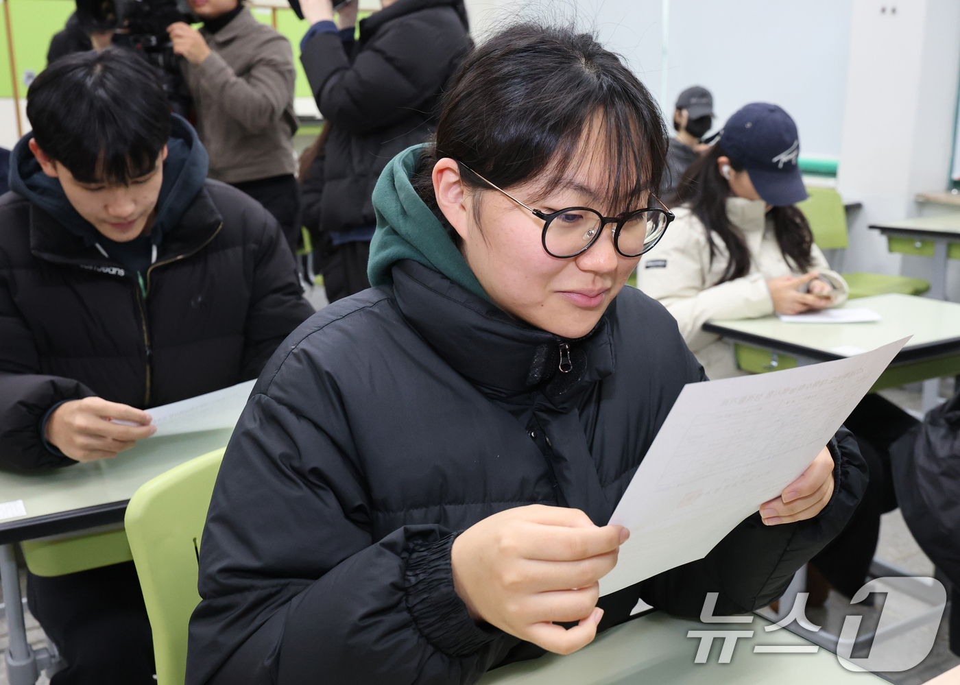 (서울=뉴스1) 오대일 기자 = 2025학년도 대학수학능력시험 성적표가 배부된 5일 오전 서울 광진구 광남고등학교에서 수능 성적표를 받은 고3 수험생들이 자신의 점수를 확인하고 있 …