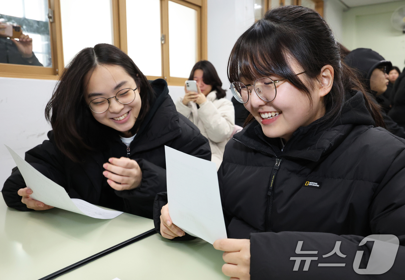 (서울=뉴스1) 오대일 기자 = 2025학년도 대학수학능력시험 성적표가 배부된 5일 오전 서울 광진구 광남고등학교에서 수능 성적표를 받은 고3 수험생들이 자신의 점수를 확인하고 있 …